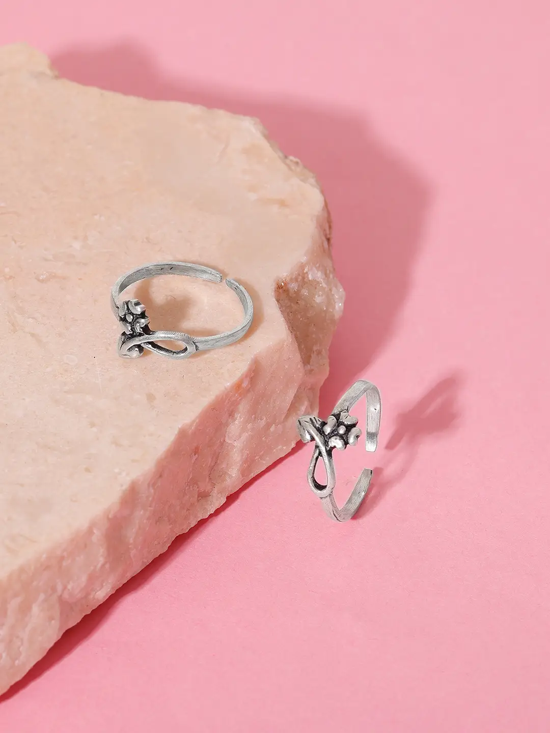 GIVA 925 Sterling Silver Oxidised Silver Budding Flower Toe Rings