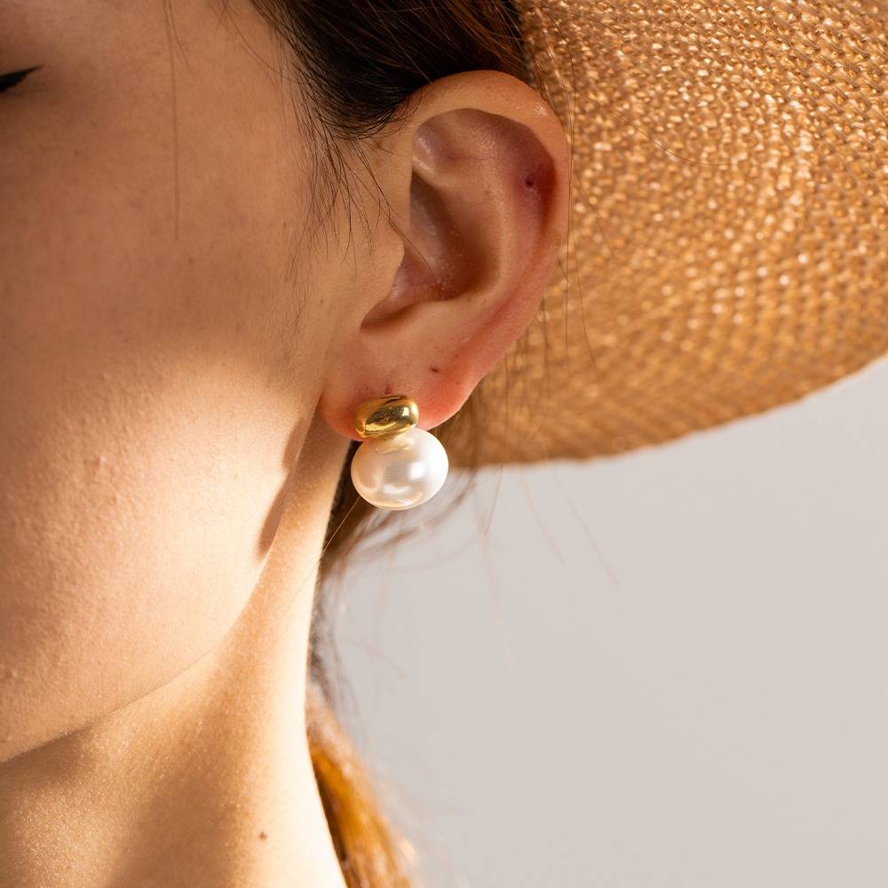 Gold And Pearl Studs : JD-ER-TG-48