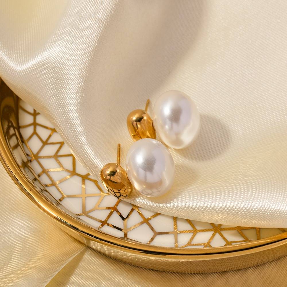 Gold And Pearl Studs : JD-ER-TG-48
