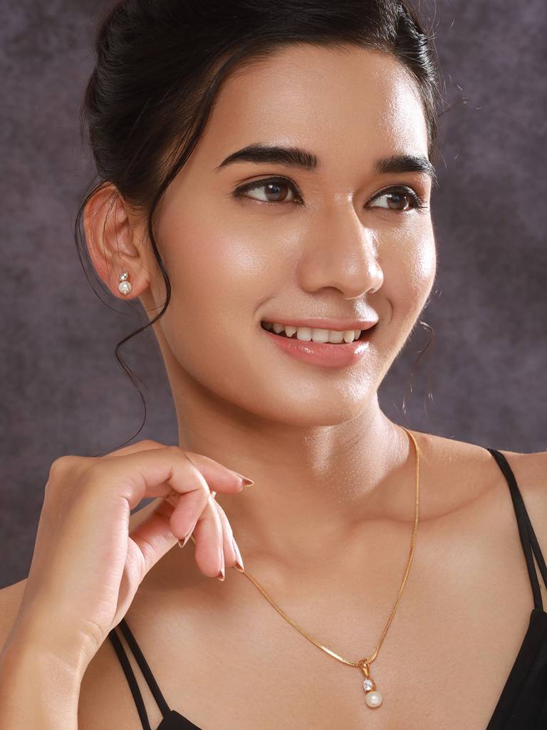 Gold-Plated Ad Studded Pendant With Earrings And Chain : NL-JS24-40403