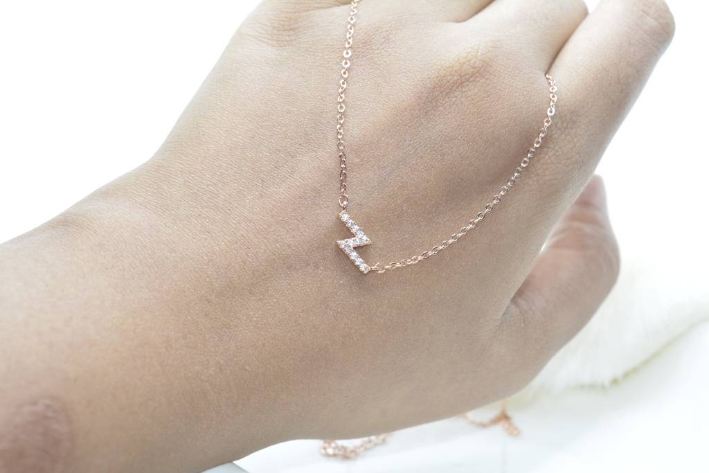 Sleek Shiny Z-Shaped Necklace : 1018