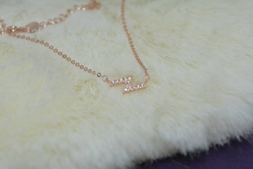 Sleek Shiny Z-Shaped Necklace : 1018