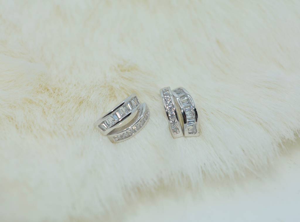 Breathtaking Baguette Earring : 1027