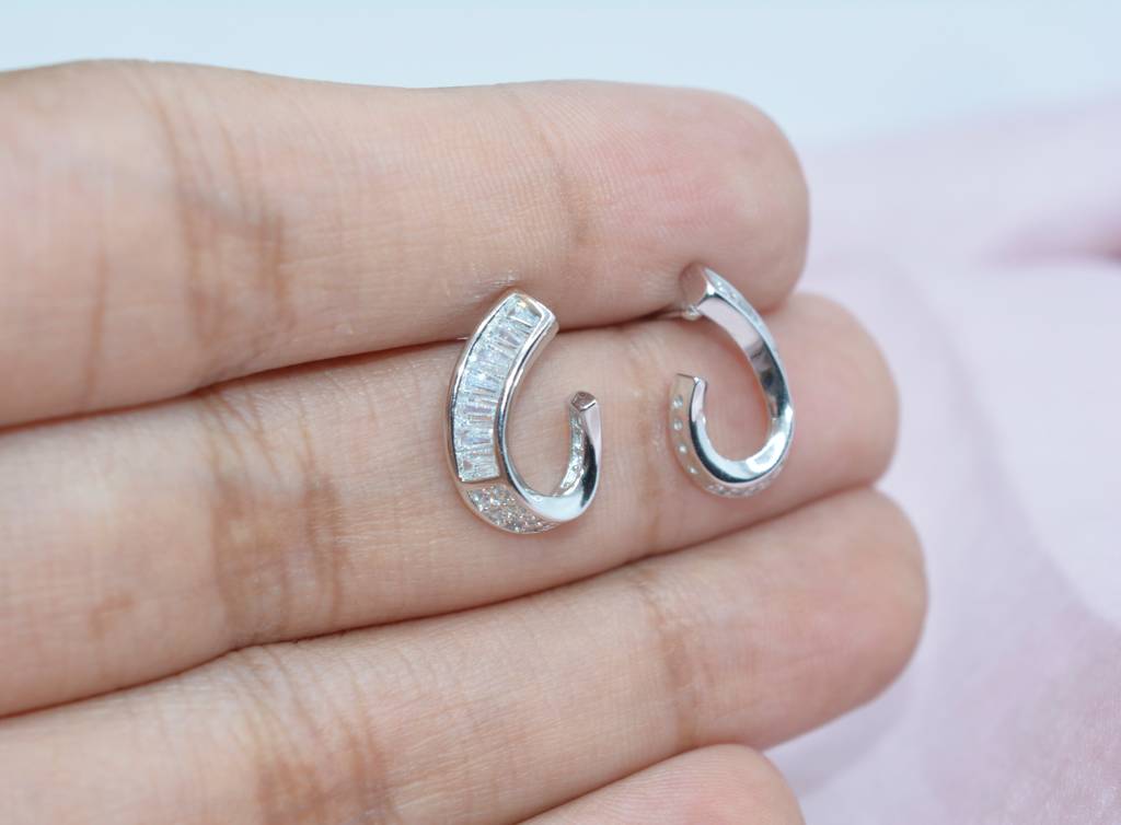 J-Shaped Baguette Earring : 1039
