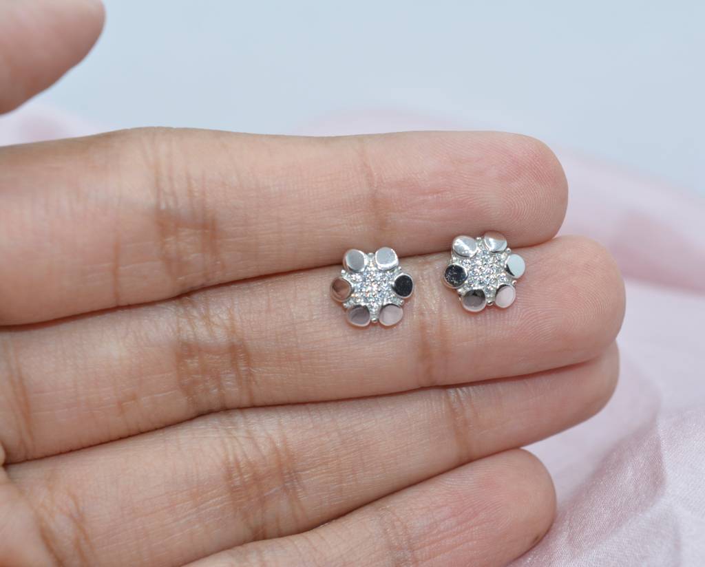 Metallic Floral Delight Earring : 1077