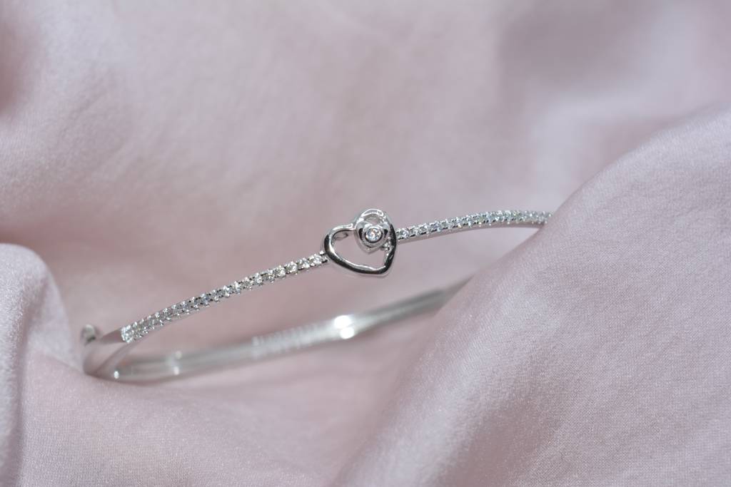 Heart Embrace Oval : 1091