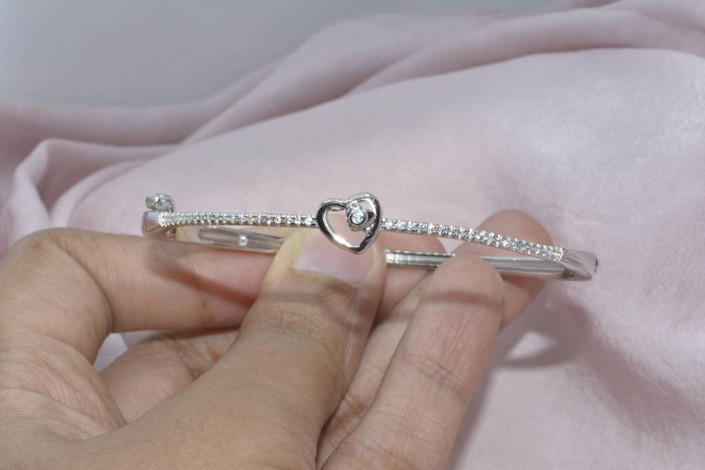 Heart Embrace Oval : 1091