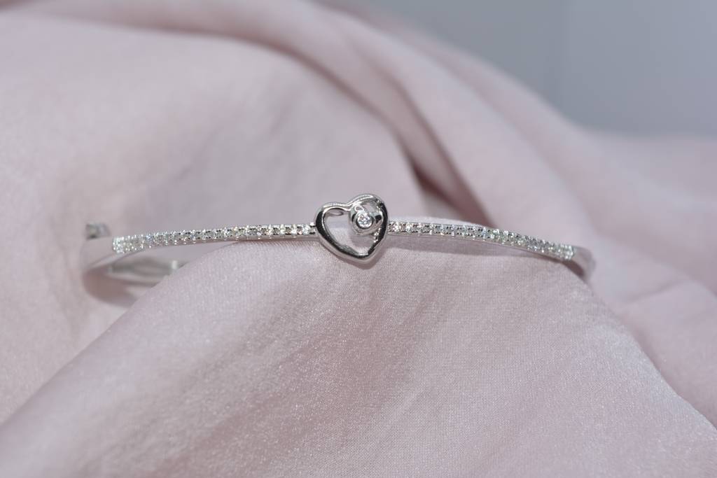 Heart Embrace Oval : 1091