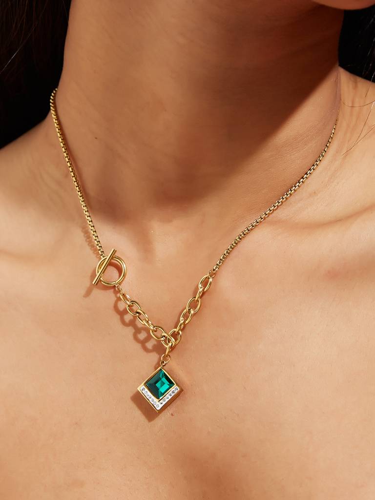 Gold-Toned Geometric Pendant Necklace : YI24A0144N