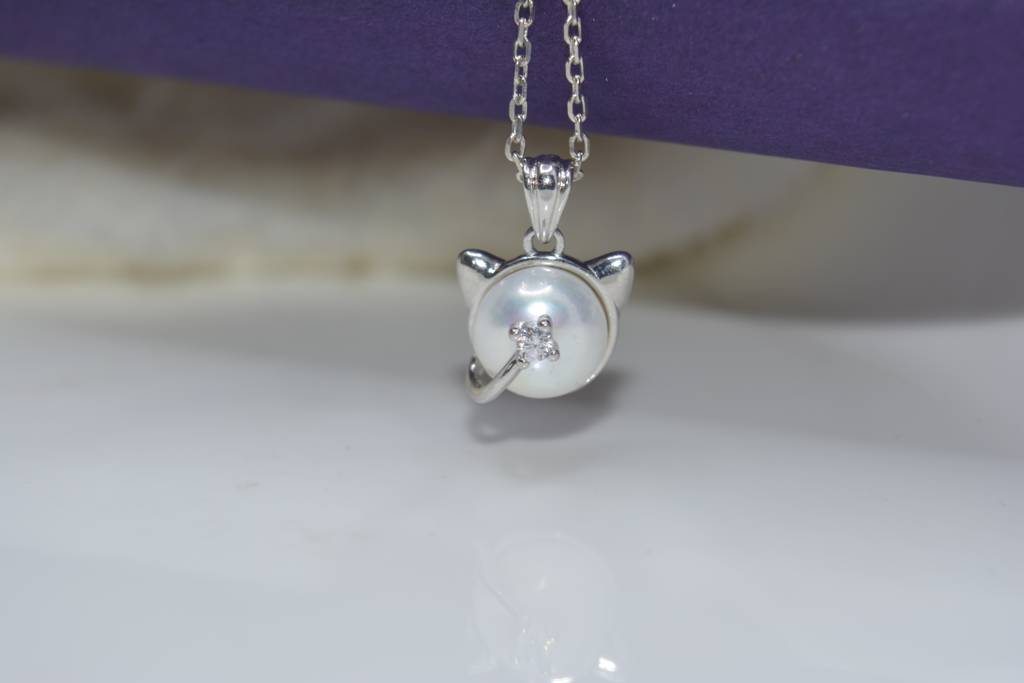 Playful Cat Pearl Pendant : 1103