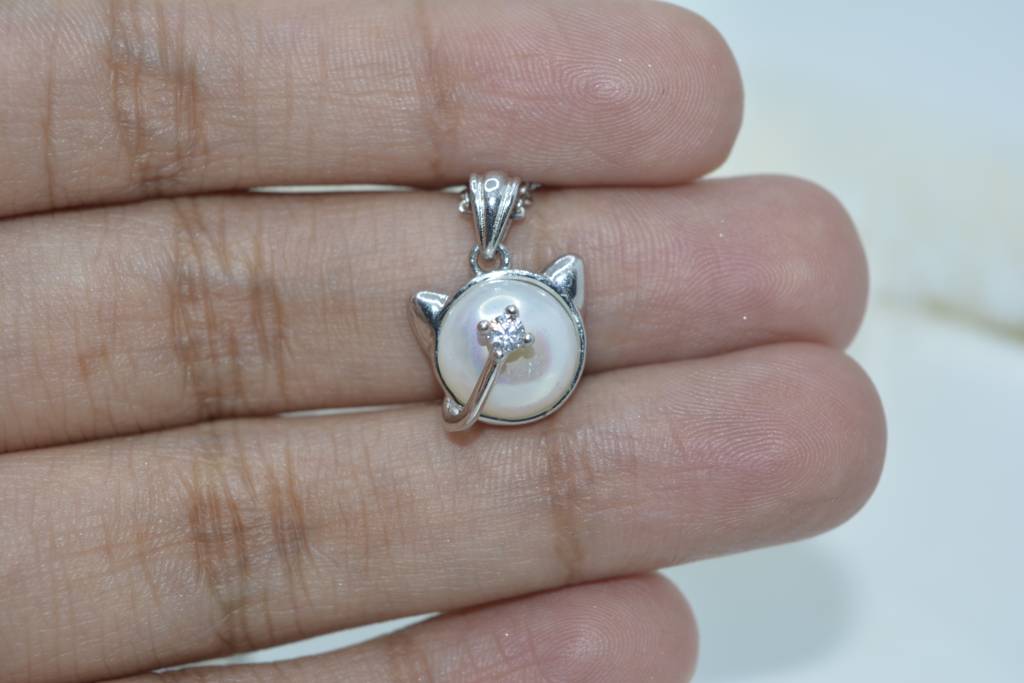 Playful Cat Pearl Pendant : 1103