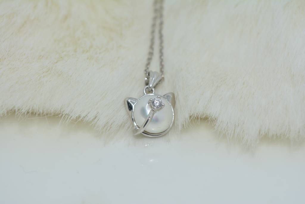 Playful Cat Pearl Pendant : 1103