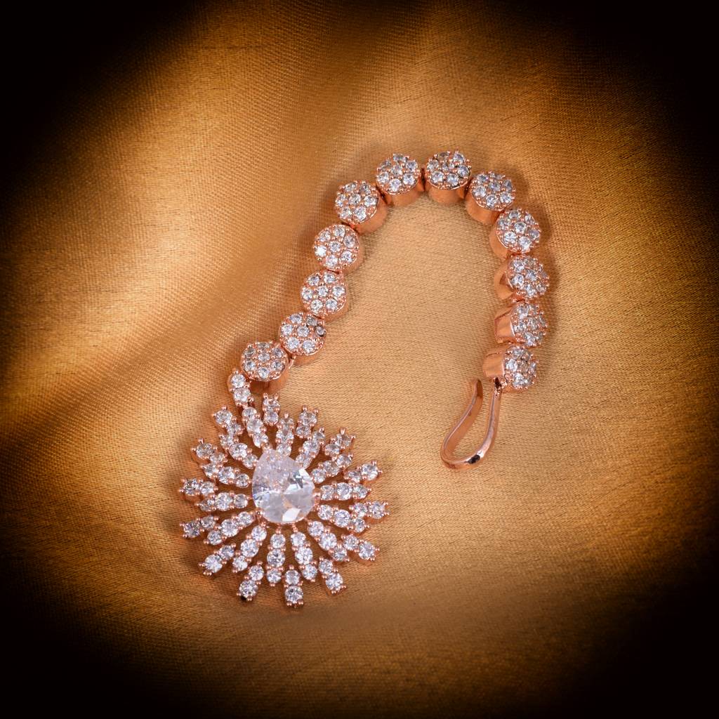 Drop-Shaped Diamond Maang Tikka Handcrafted And Stylish For Women & Girls : SJMT1159