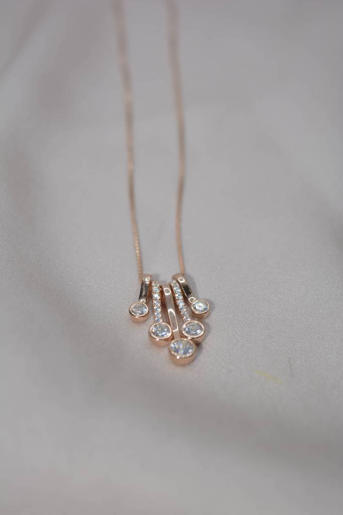 Glimmering Harmony Necklcae : 1228