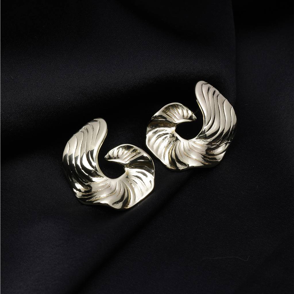 Bold Bloom 18K Gold Plated Earrings : DaisyDream18KGoldPlatedEarrings