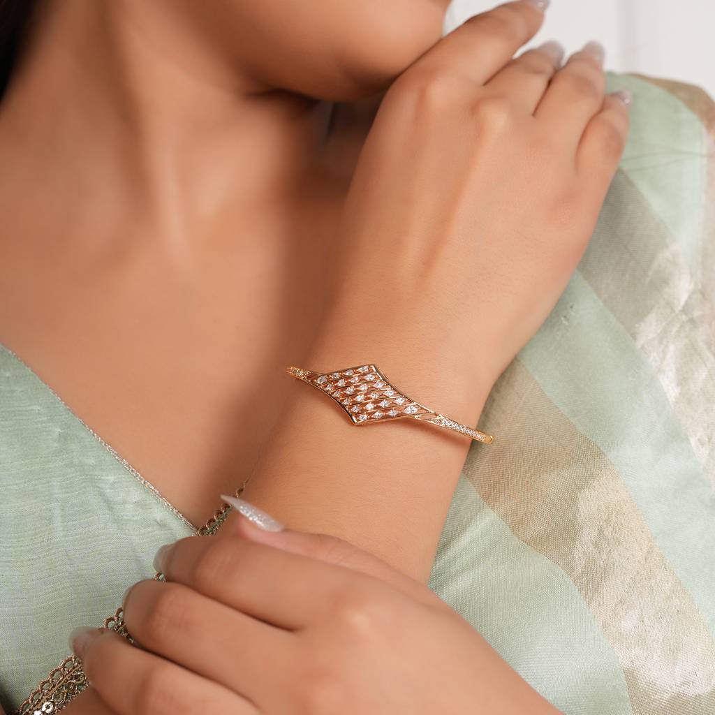 Gorgeous Cz Diamond Openable Gold Plated Bracelet : SJ191