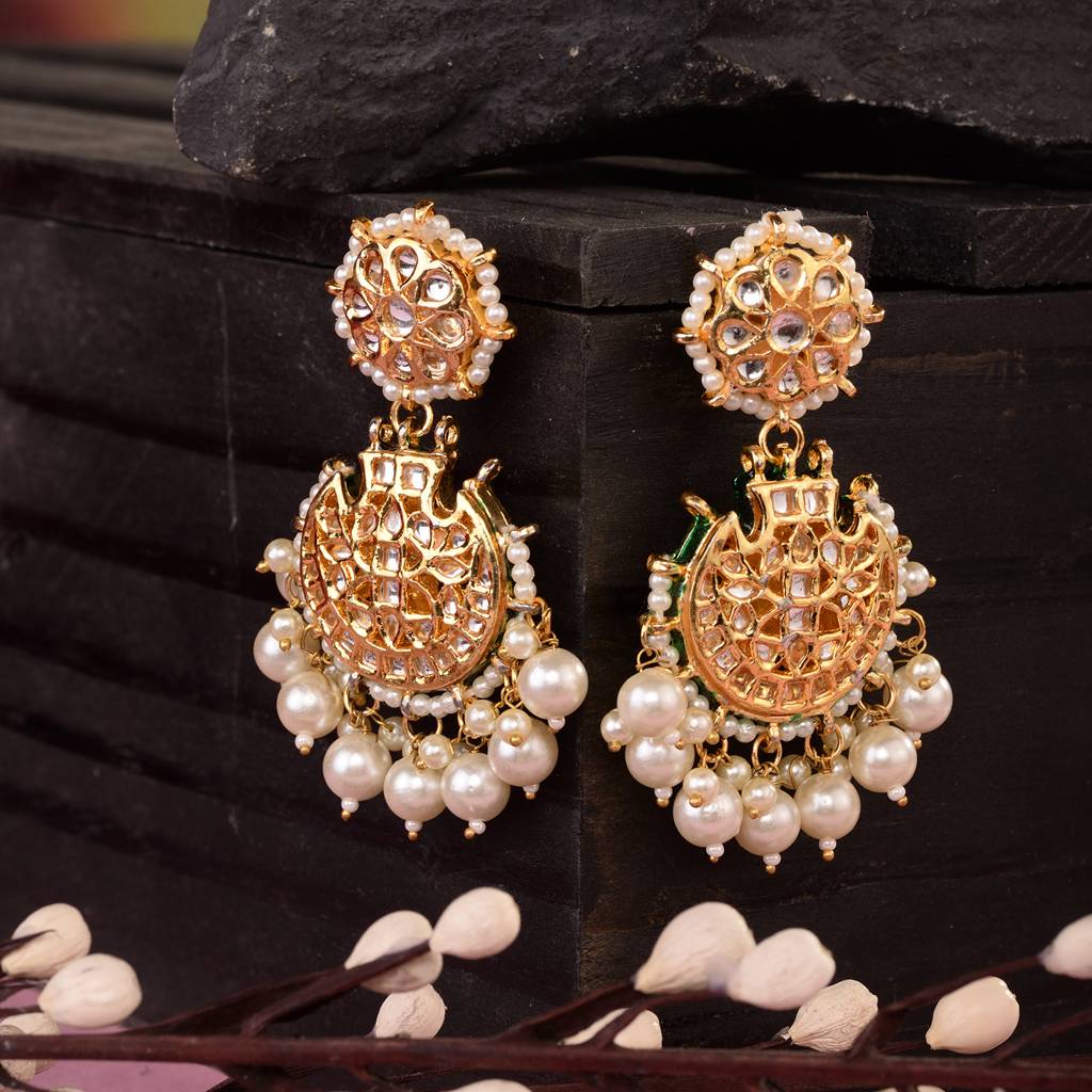 Off White Gold Toned Kundan Studded & Pearl Beaded Chandbalis : SJER1552