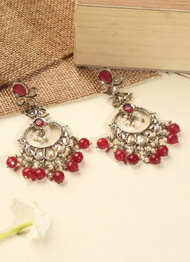 Gorgeous Circle And Leaf Shape Pearl Kundan Stone Antique Gold Plated Brass Chandelier Earring With Maang Tikka : 15ET1287_Red