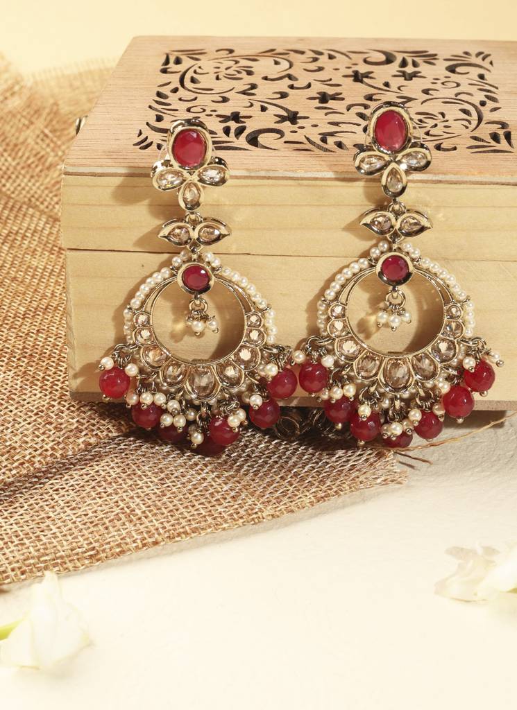 Gorgeous Circle And Leaf Shape Pearl Kundan Stone Antique Gold Plated Brass Chandelier Earring With Maang Tikka : 15ET1287_Red