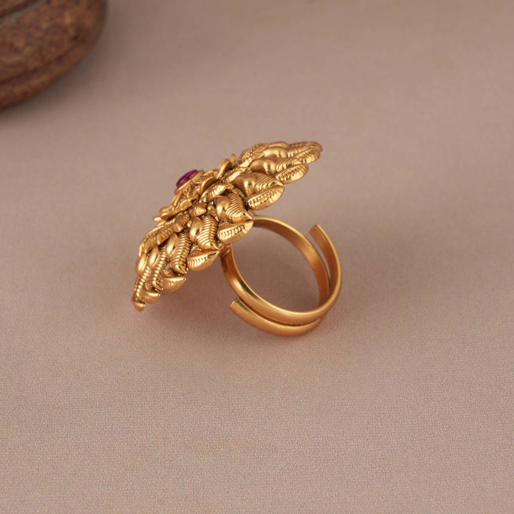 Beautiful Antique Gold Carved Ruby Stone Finger Ring : SJ307