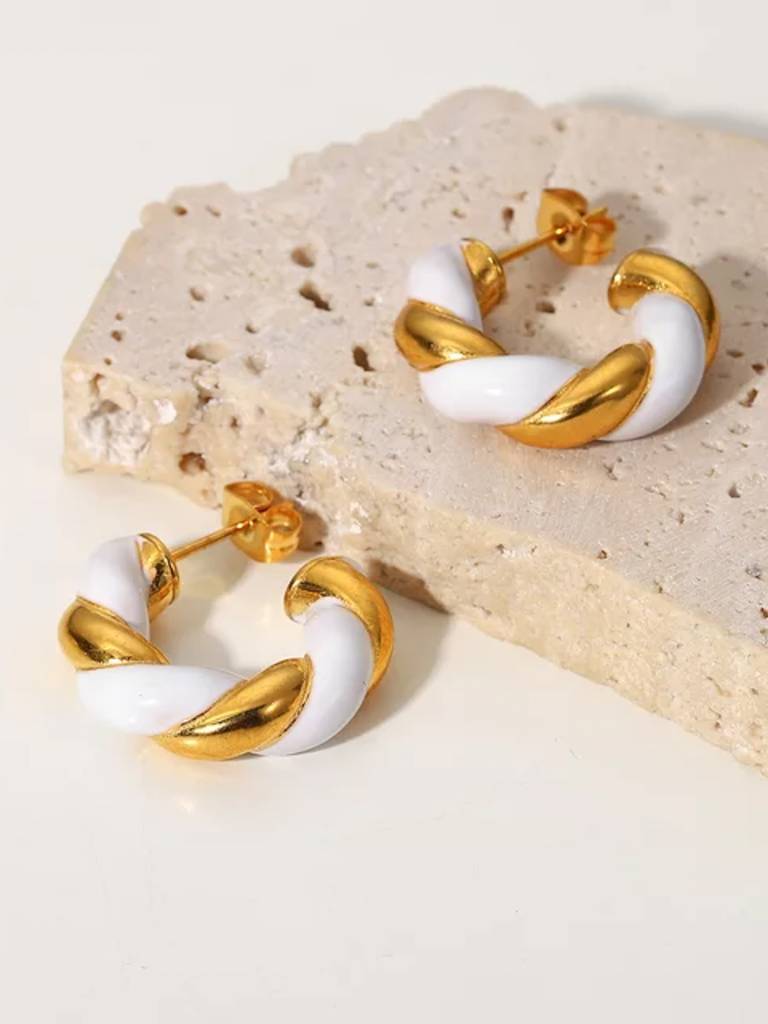 White And Golden Twisted Hoop Earrings : AVER10051