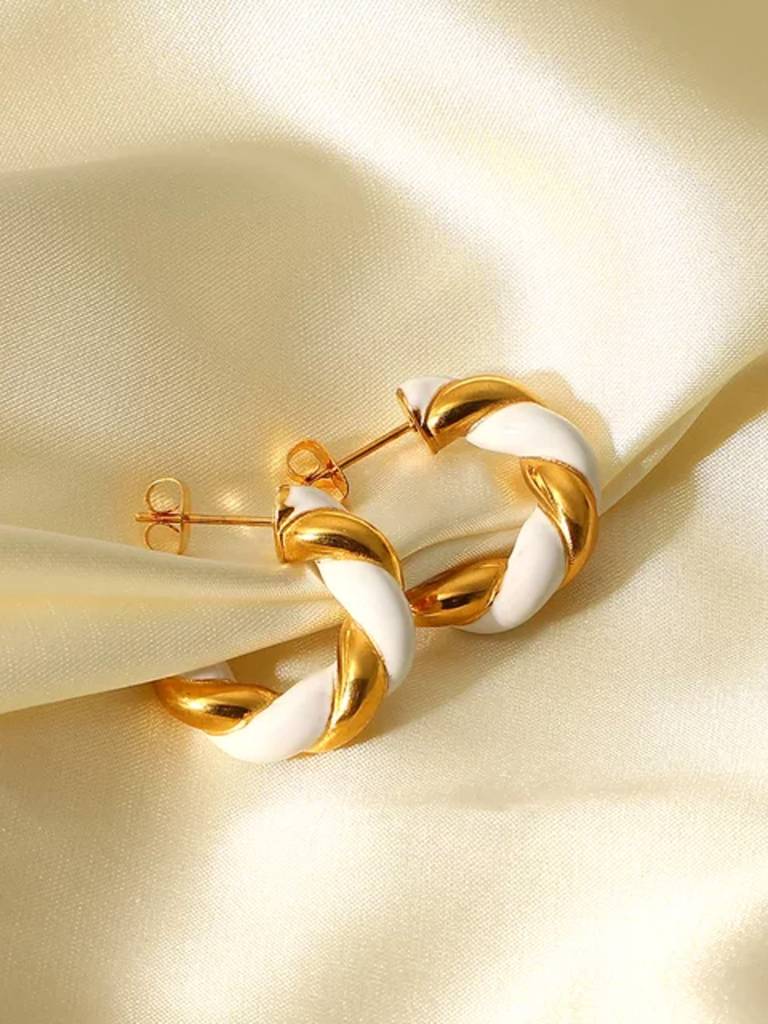White And Golden Twisted Hoop Earrings : AVER10051