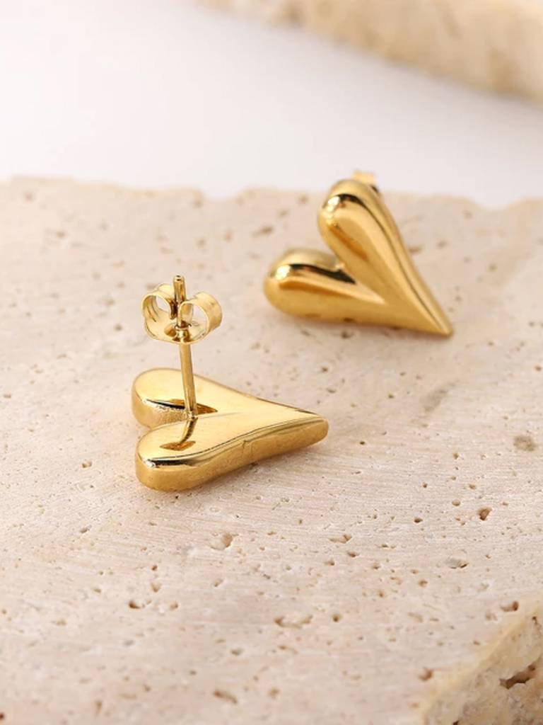 3D Heart Stud Earrings : AVER10049
