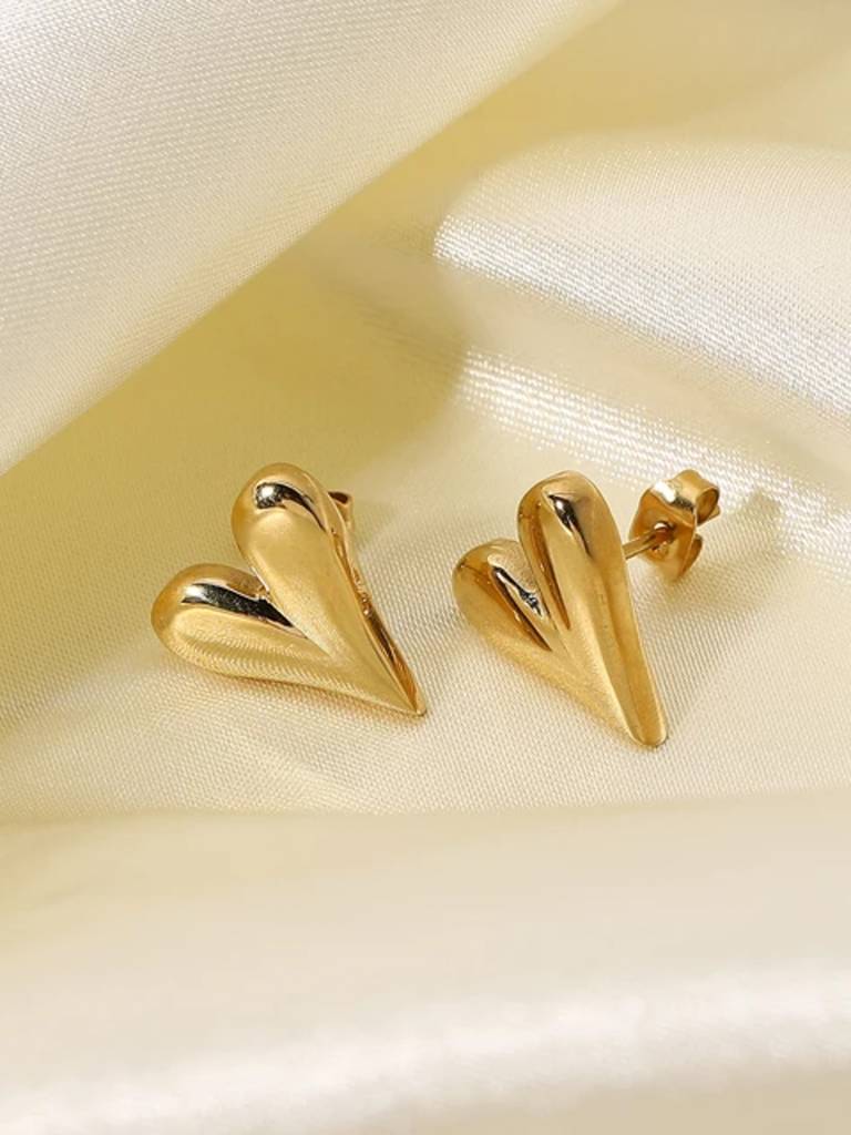 3D Heart Stud Earrings : AVER10049