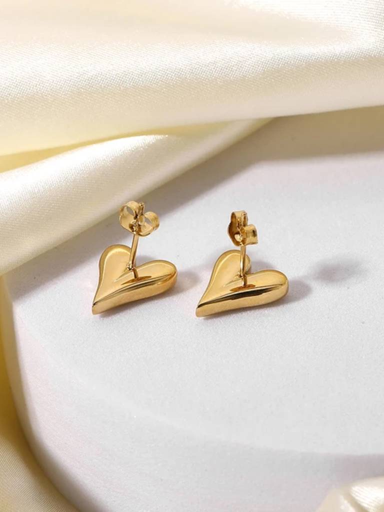 3D Heart Stud Earrings : AVER10049