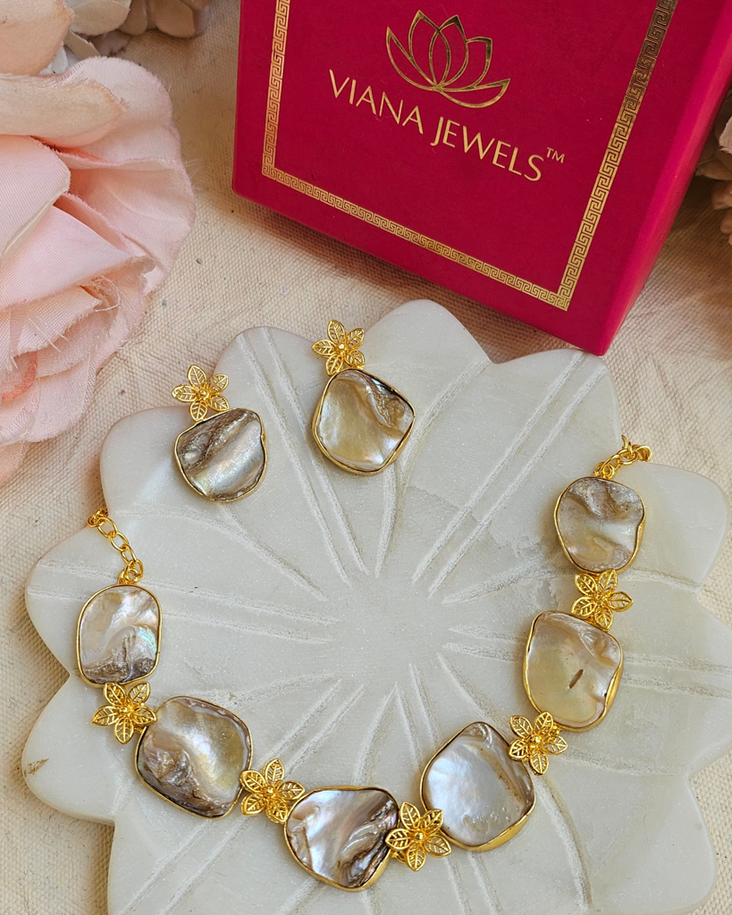 Baroque Pearl Statement Choker With Floral Motifs : NL002