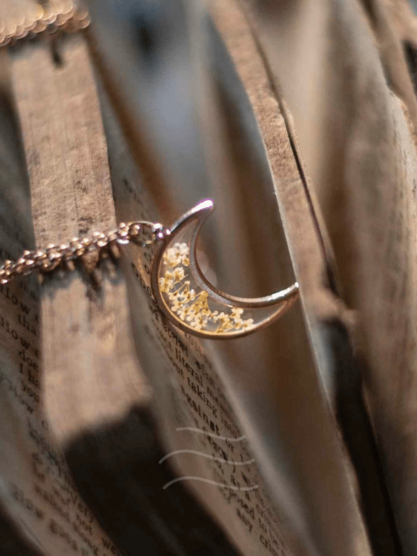 Selene - Crescent Moon Necklace : LA-FF-SCMN-01