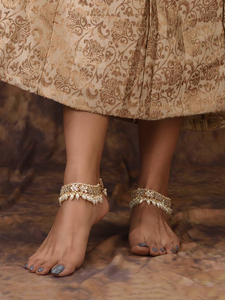 Gold Toned Kundan Studded Paerl Beadded Ethnic Bridal Anklet Payel : SJPL1712