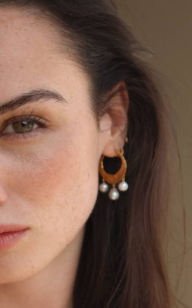 Capri Baroque Pearl Medium Hoop Earrings : ER-BPHP29-YG-WHT