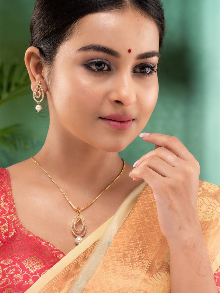 Gold Toned Pearl Studded Minimal Locket Jewellery Set : SJLK1873