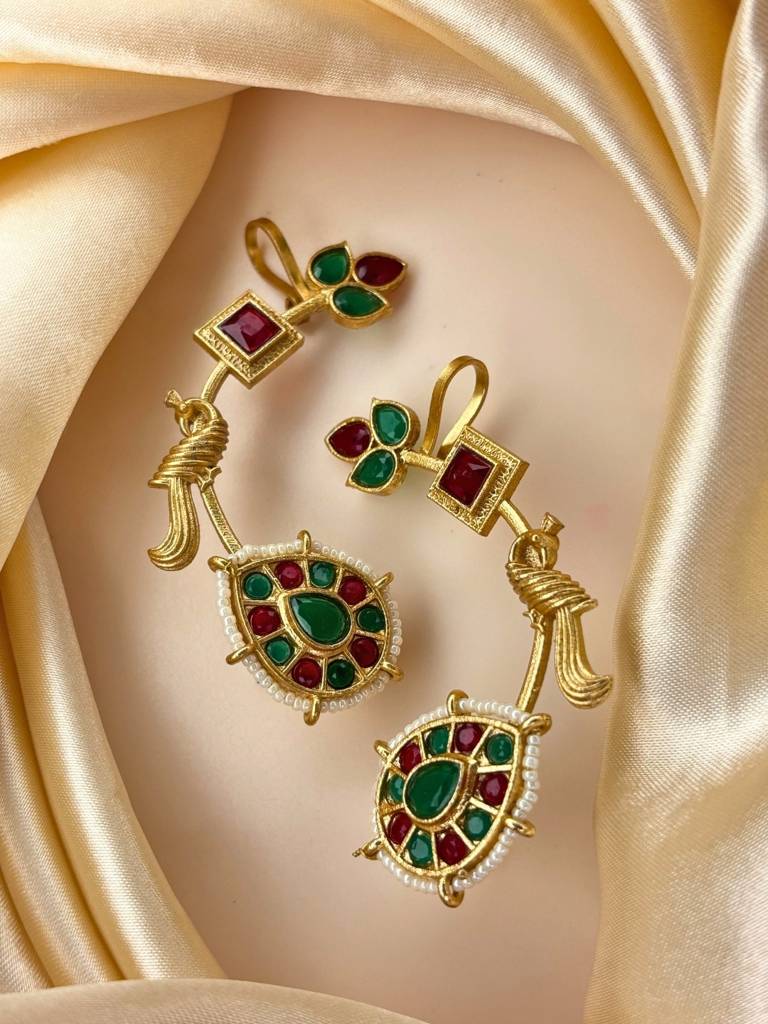 Gold-Plated Kundan Stone Studded & Beaded Peacock Shaped Ear Cuff : VI26EROX100228