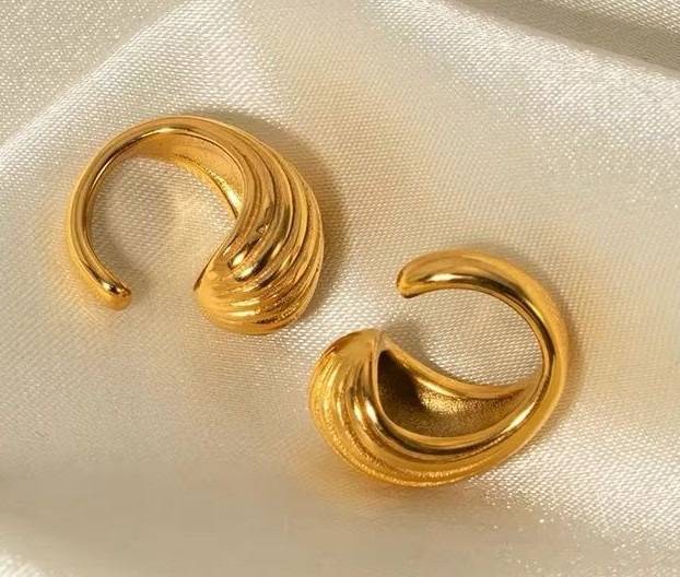 Minimalist Gold Ear Cuff For Women | No Piercing Ear Cuff | Anti-Tarnish Chunky Cartilage Cuff Earring : AST-EAR-0190