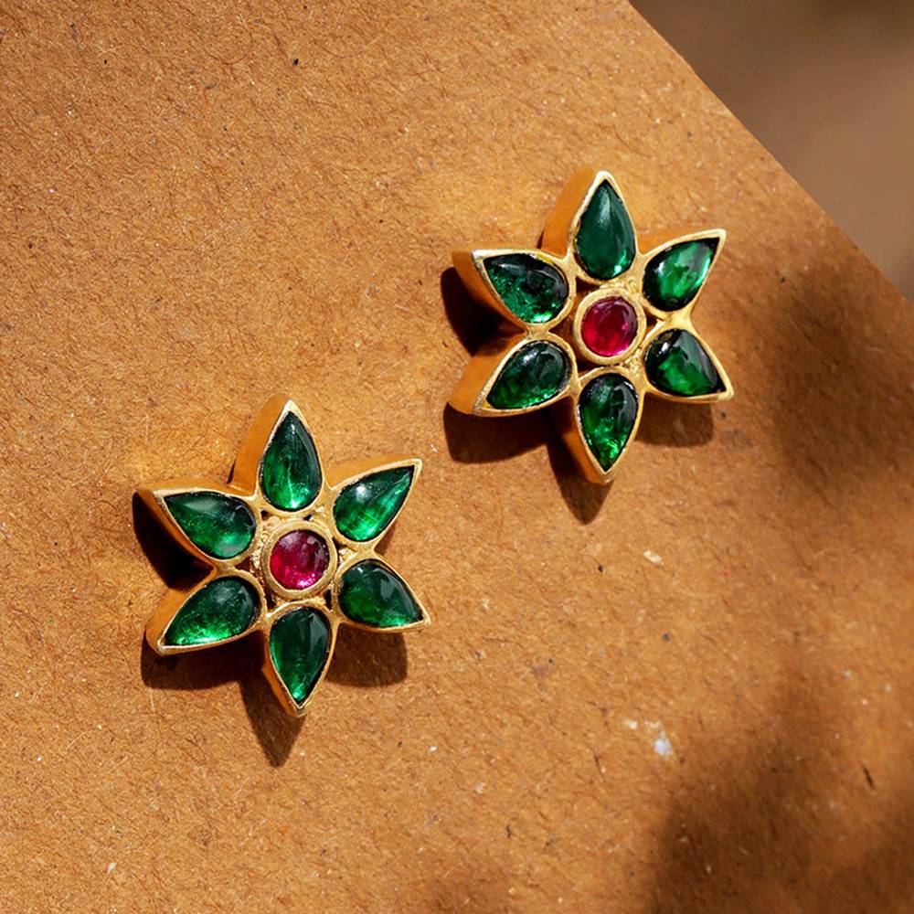 92.5 Silver Green Kundan Flower Stud Earrings : U100SO007MY050