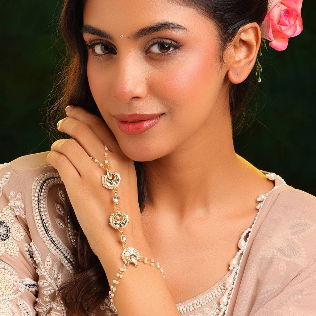 Moon Pearl Hand Chain : RRJAN26-18