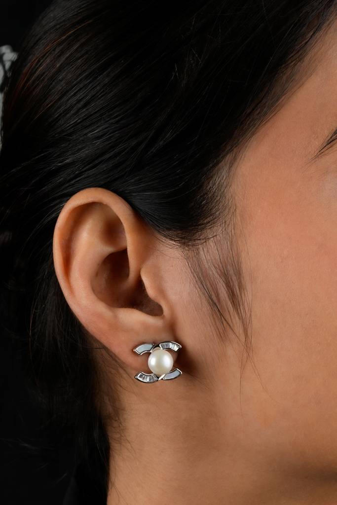 Chanel Logo Pearl Earrings : PTE23