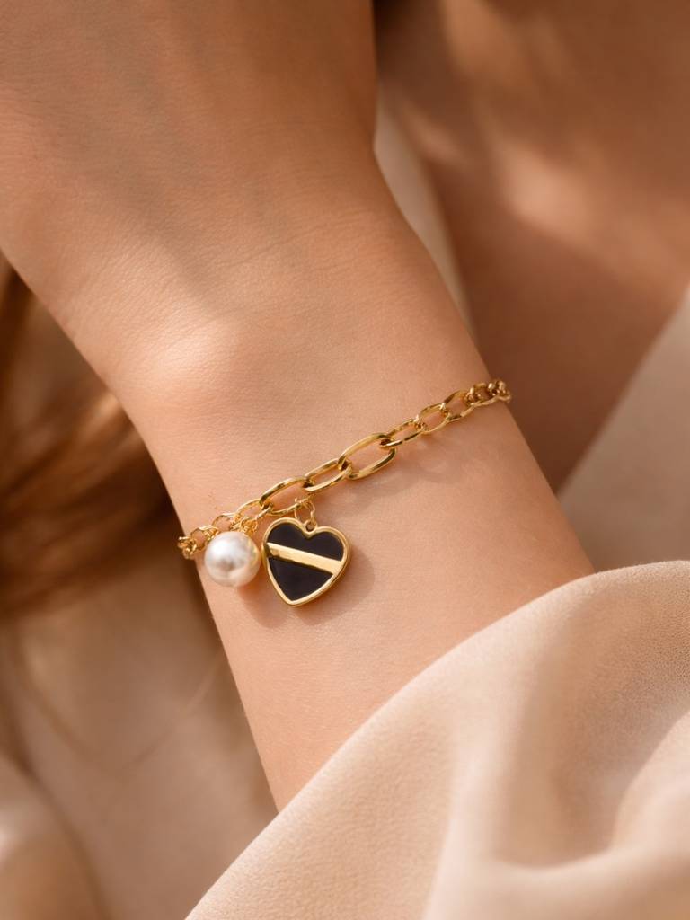 Black Heart Pearl Charm Bracelet – 18K Gold Plated Stainless Steel : ATCB749BHCB