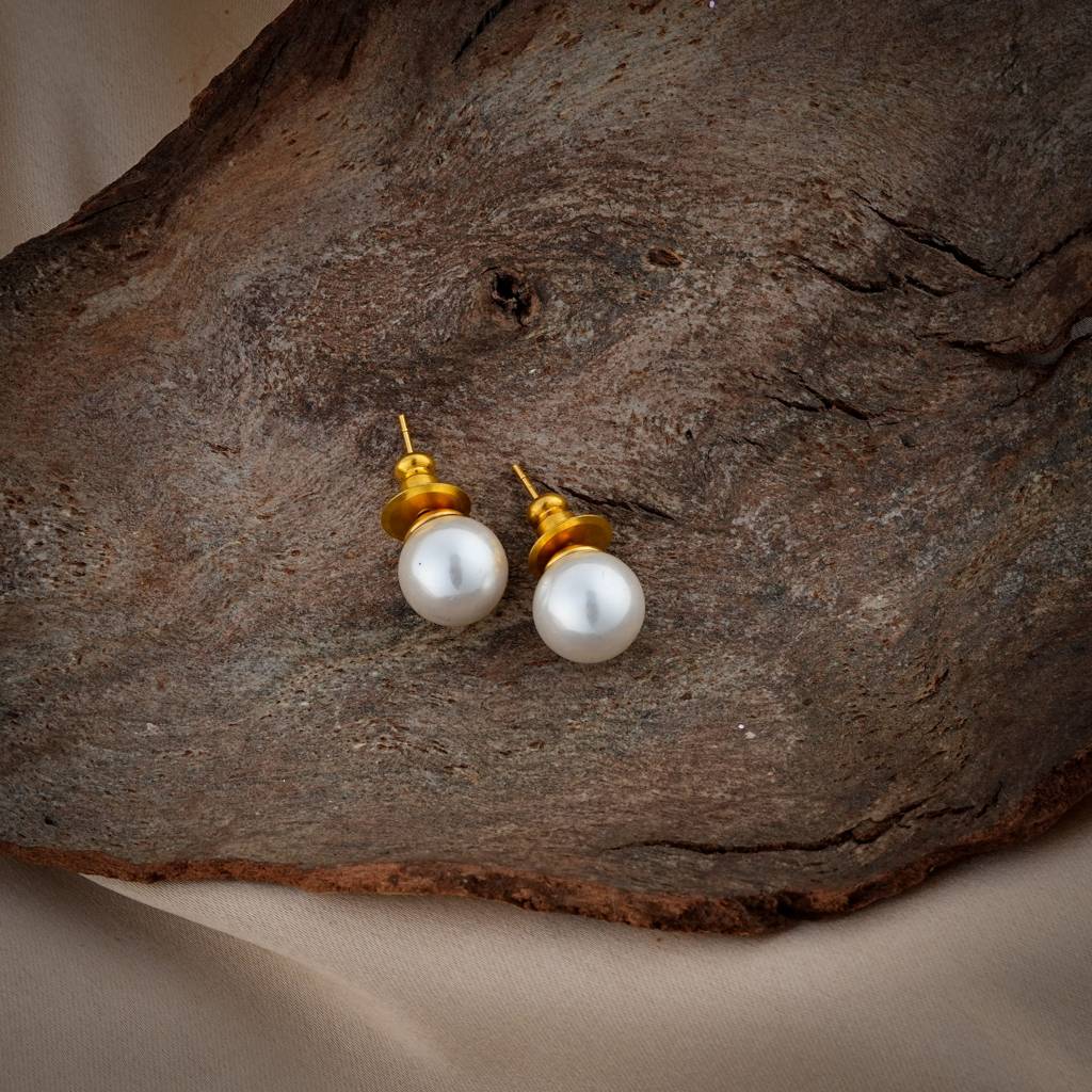 White Pearl Studs : PRBE09