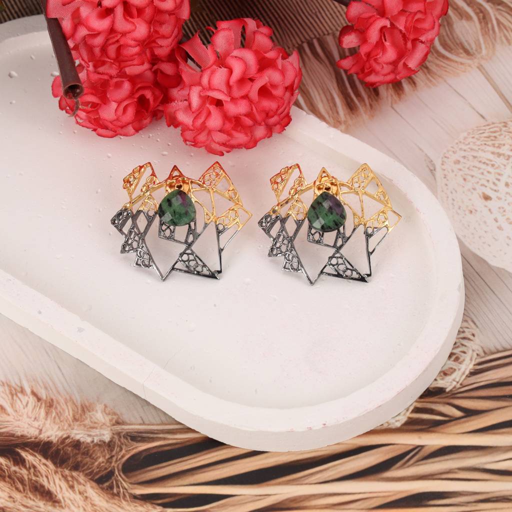 Titilating Triangle Small Earrings : AA-1077