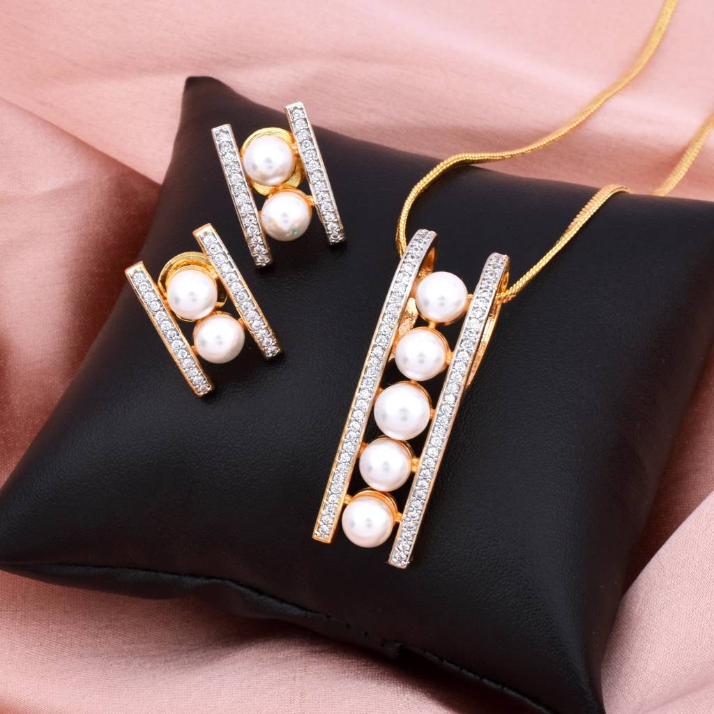 Royal Luster Pearl Pendant Set : PJPENGPPCZ114