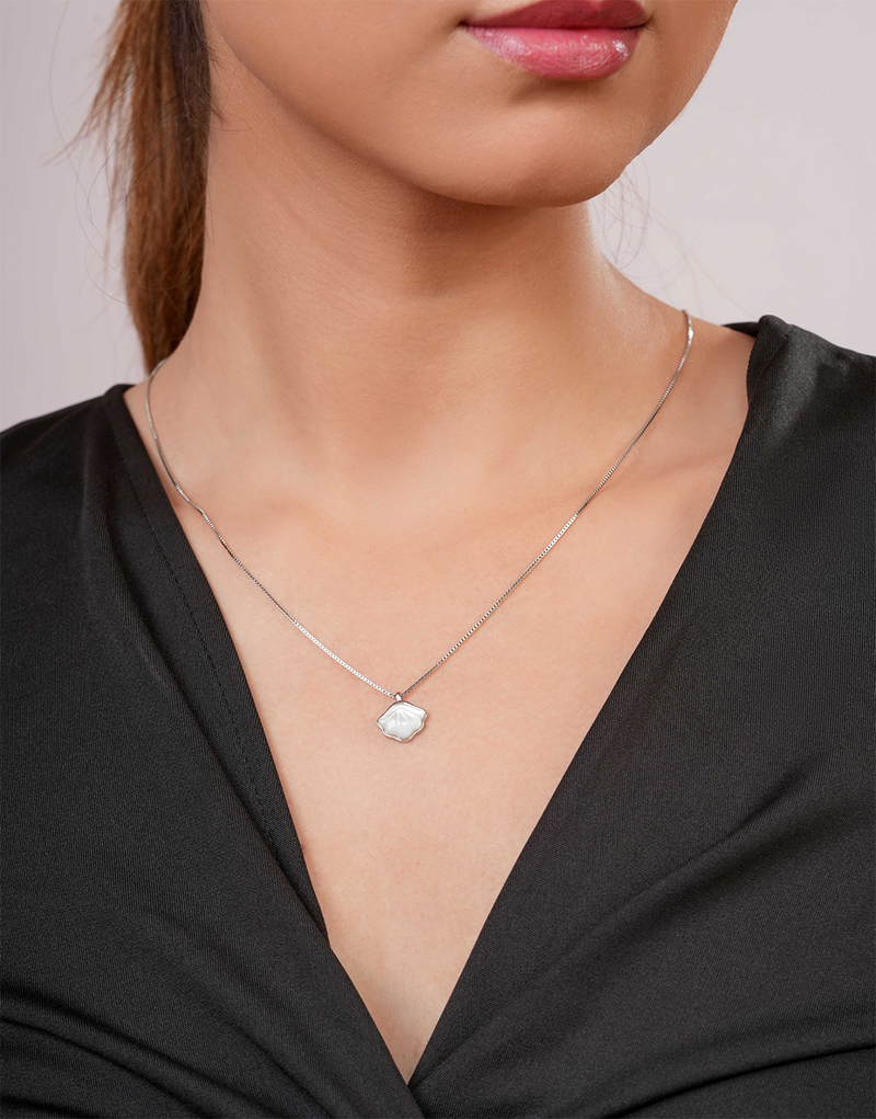 Delicate Shell Stone Pendant Necklace – Minimalist Design : PD-70038-R