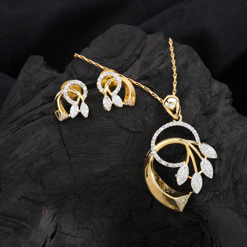 Shillyn Gold Plated Cz Halo Pendant Set : DVPENGJCZ70
