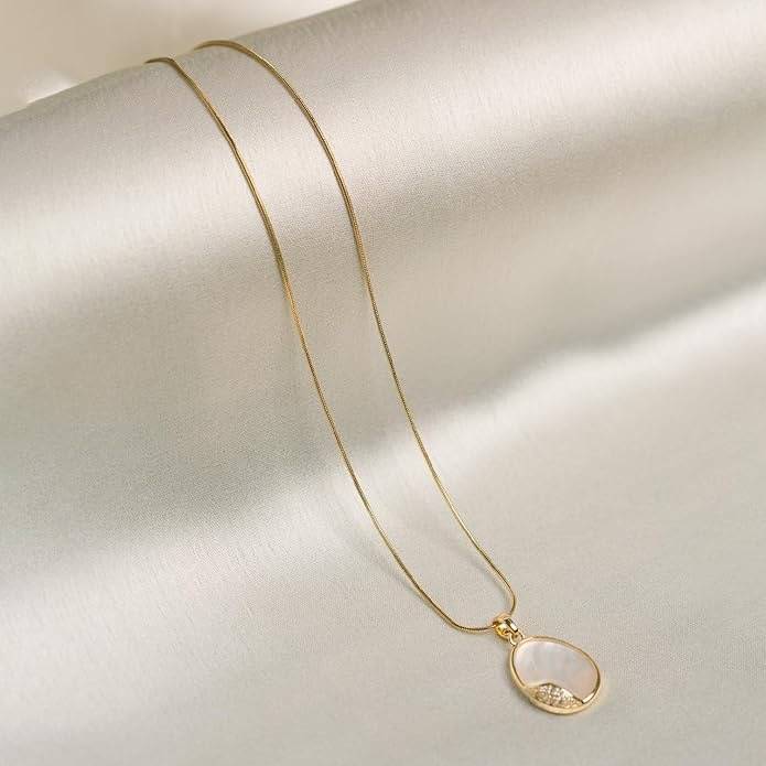 Gold-Plated Artificial Stones Studded Oval Shaped Pendants Necklace : HSPANPD0IDSM0046