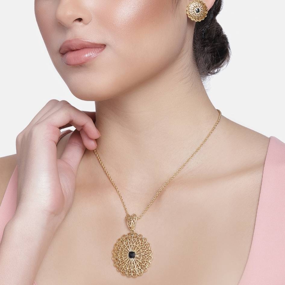 Estele Gold Plated Round Shaped Matt Finish Pendant Set For Women : 7790NKER