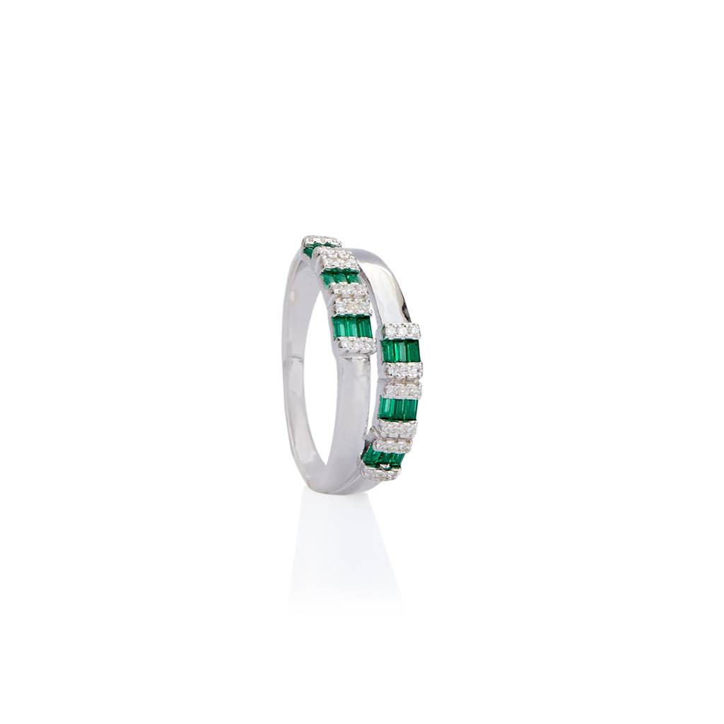 Shine Knot Emerald And Diamond Silver Ring : R068-WH-E-10