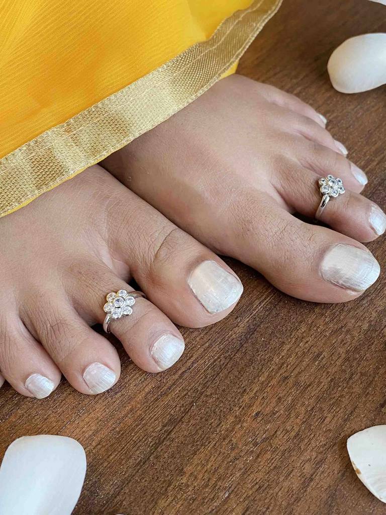 Silver Shining Flower Toe Ring : U100SO005TR0277