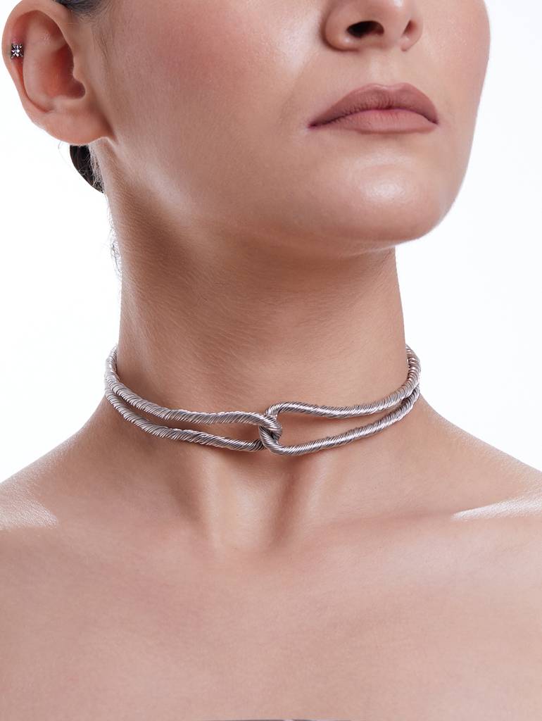 Silver Threaded Interlocked Choker : Z08EA